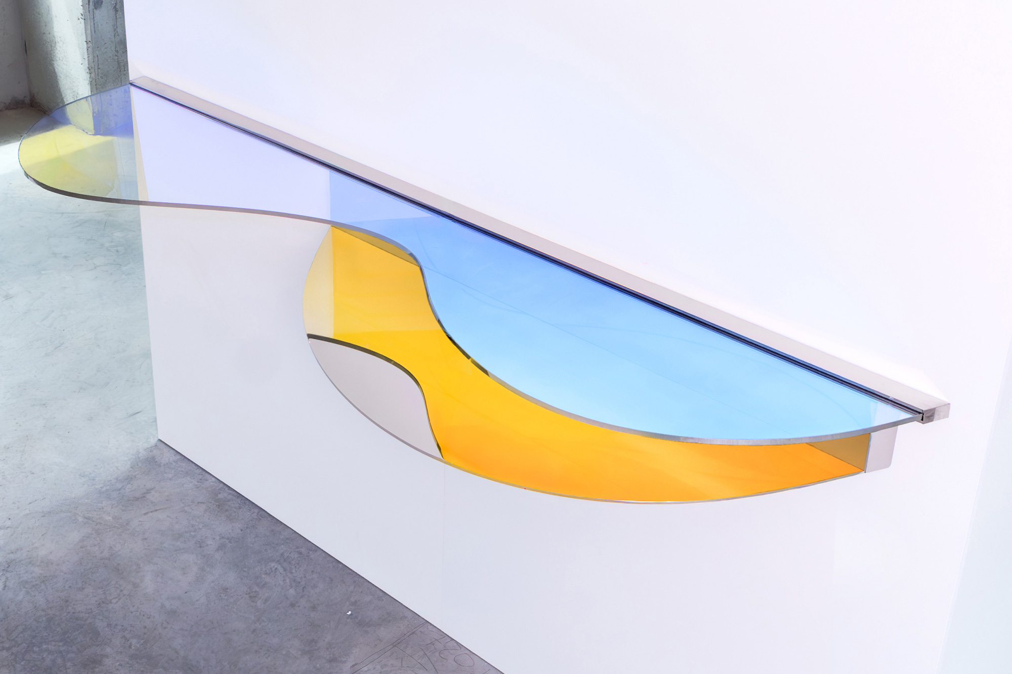 Console C01 by ODA LIK – side view with gradient color and metal frame