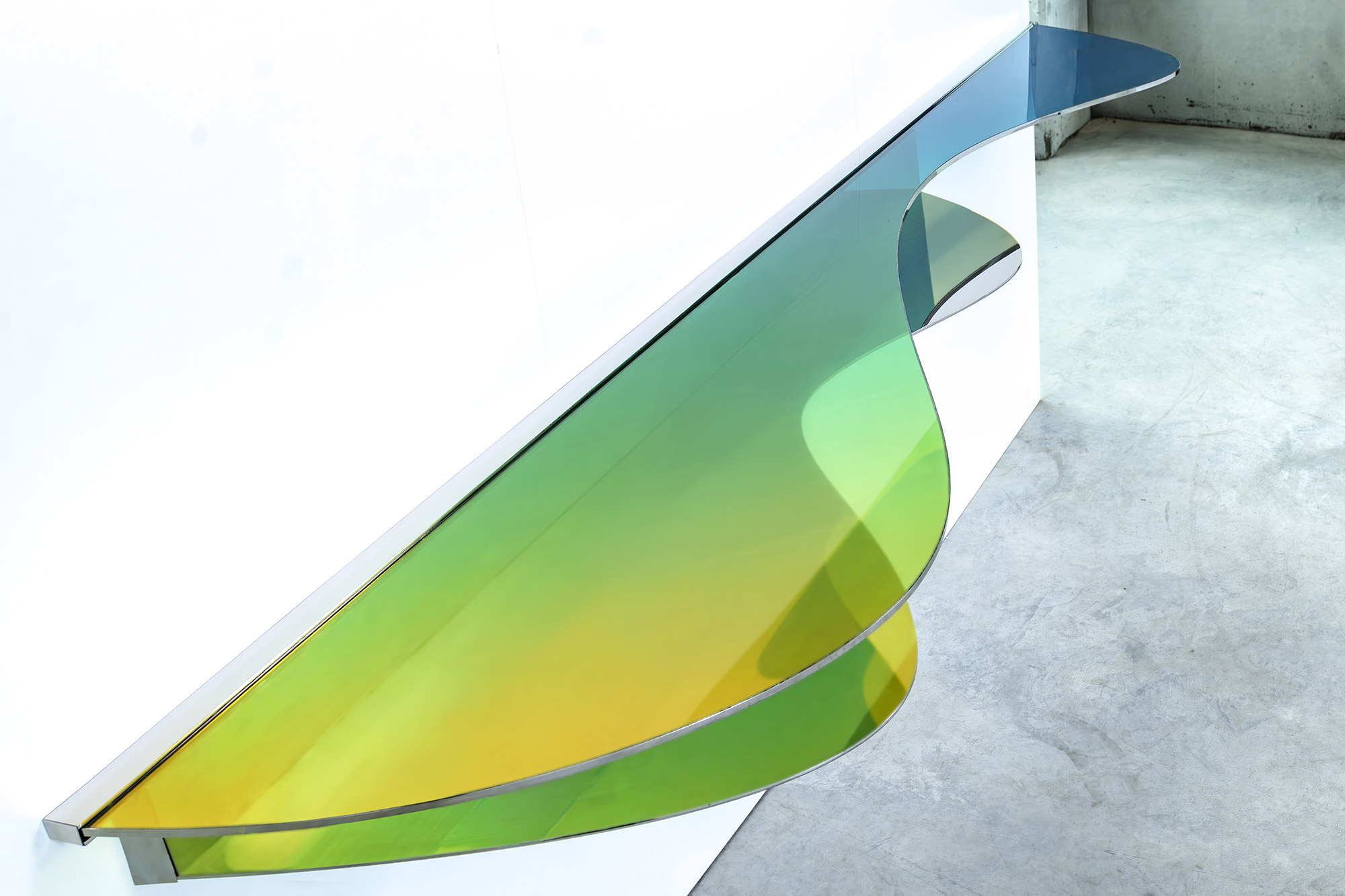 Console C03 by ODA LIK – angled view of glass curve and metal structure