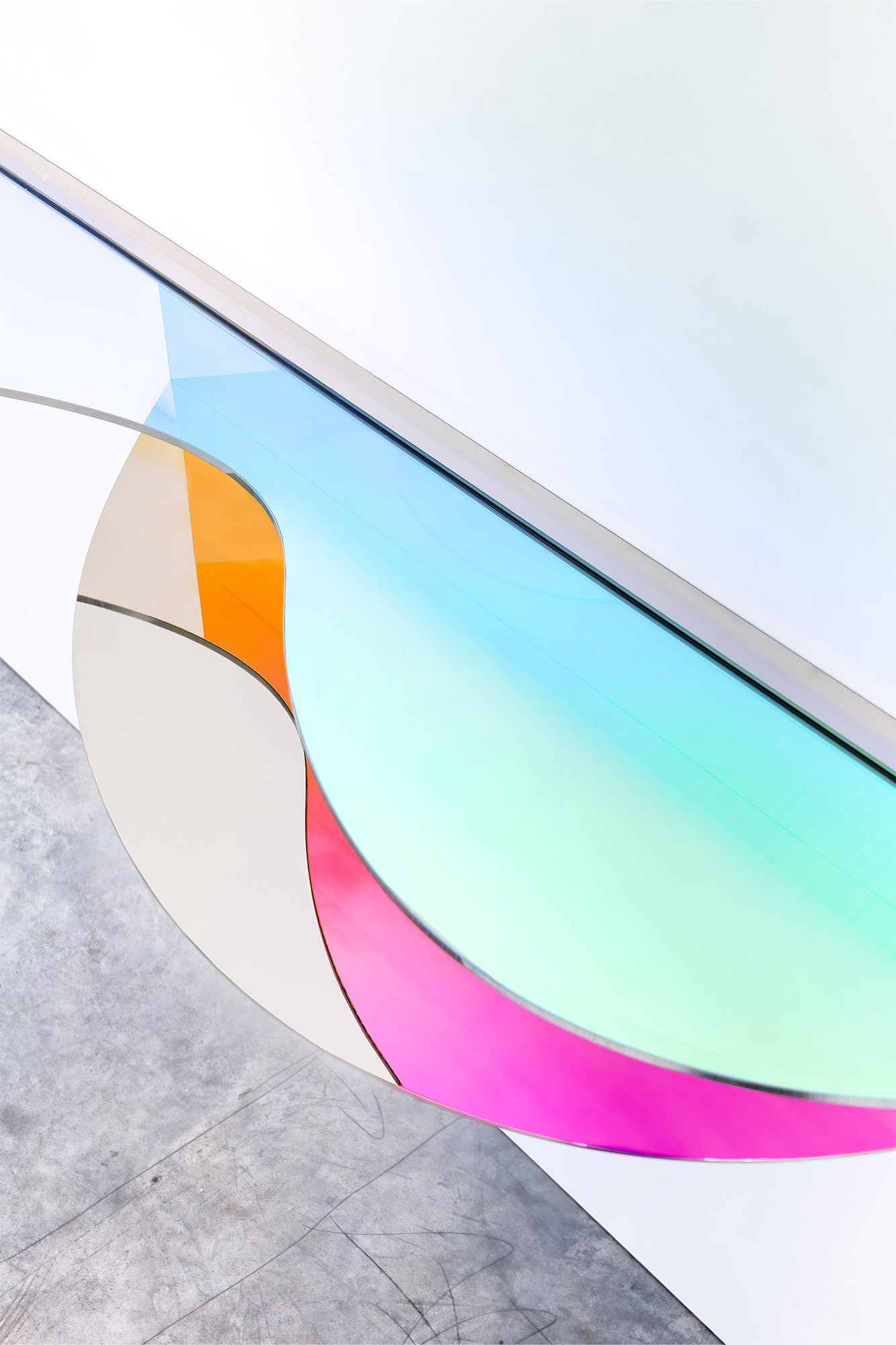 Console C01 by ODA LIK – soft pink and yellow reflections on glass surface
