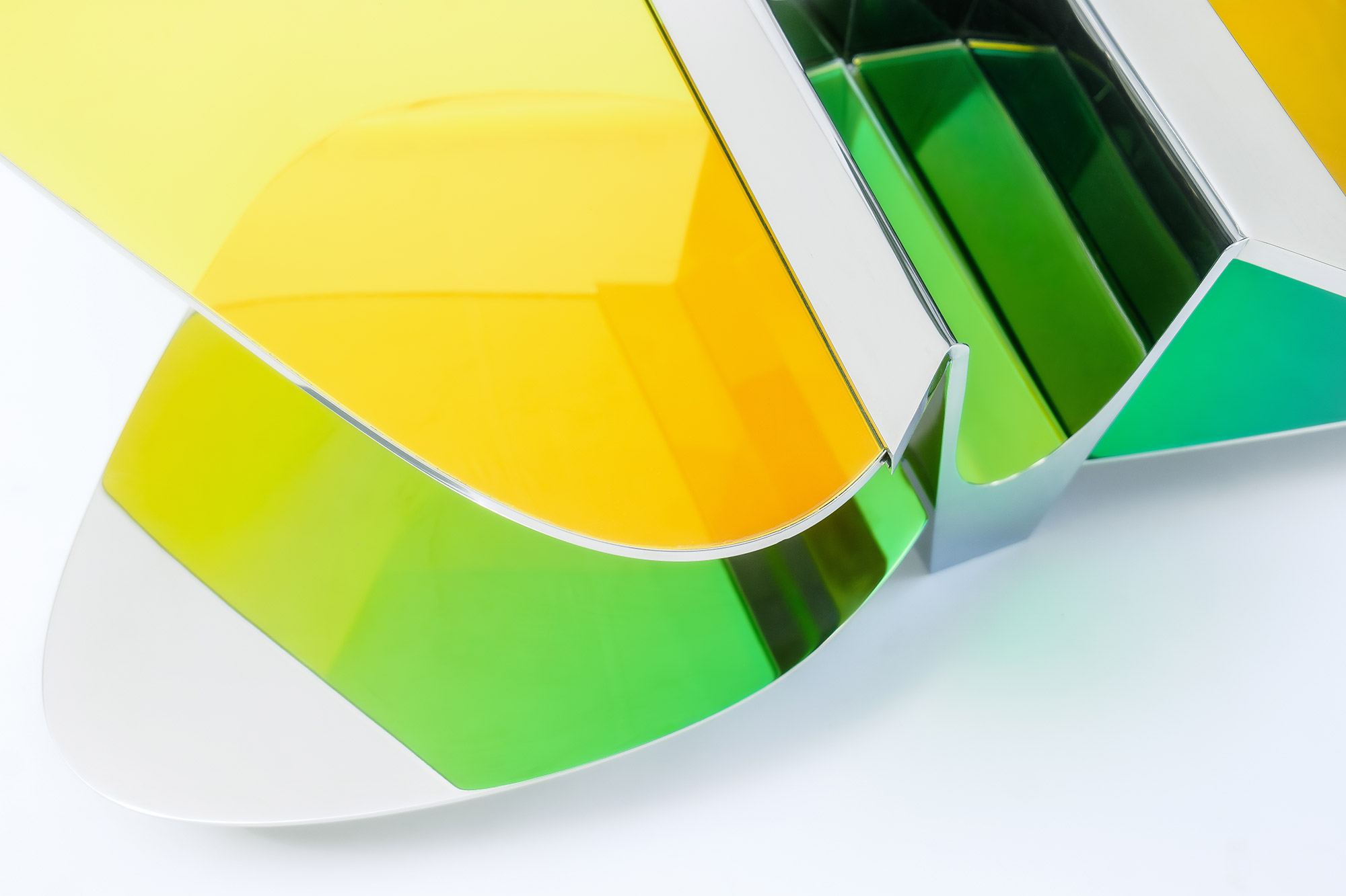 Low Table LT02 by ODA LIK – contrast between transparent and mirrored surfaces