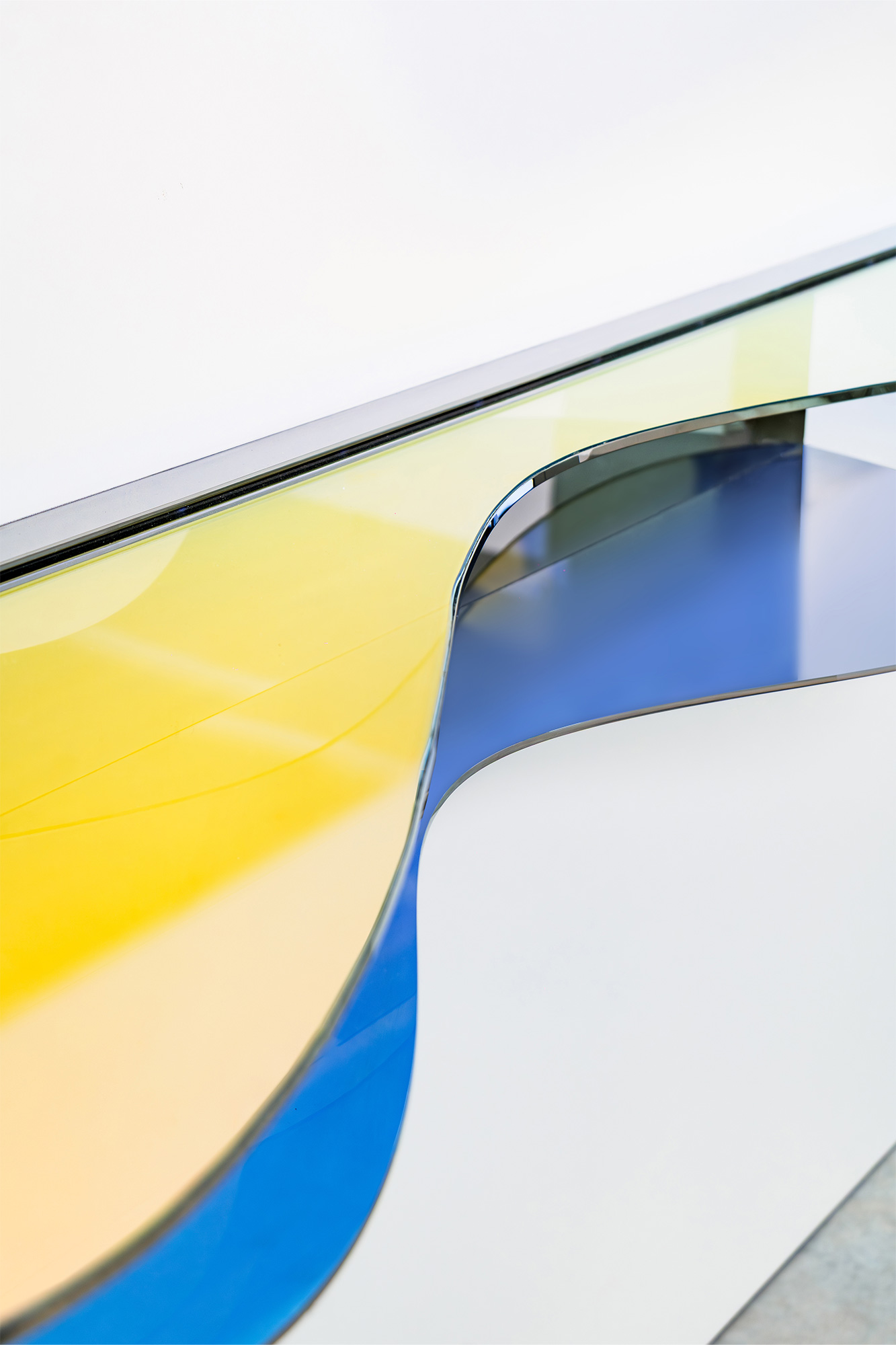 Console C02 by ODA LIK – iridescent surface under natural light