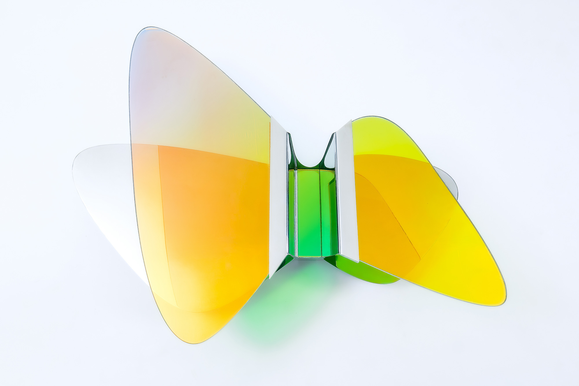 Low Table LT02 by ODA LIK – detailed view of glass curvature and chrome joints