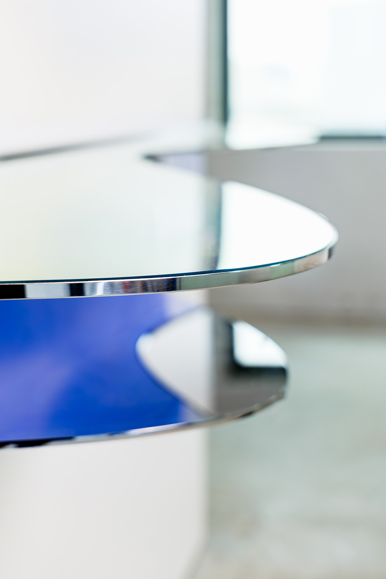 Console C02 by ODA LIK – dichroic glass surface reflecting amber and blue tones