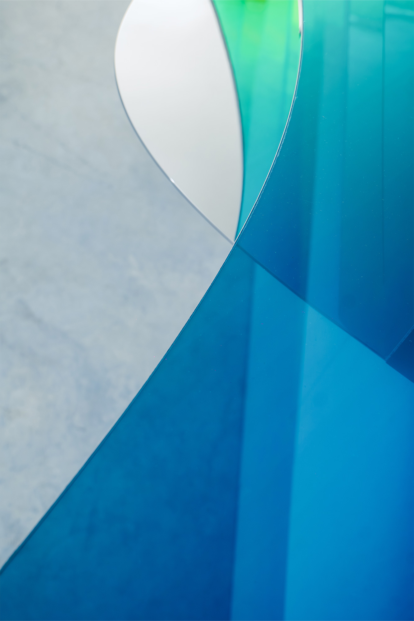 Console C03 by ODA LIK – organic shape with iridescent light gradient