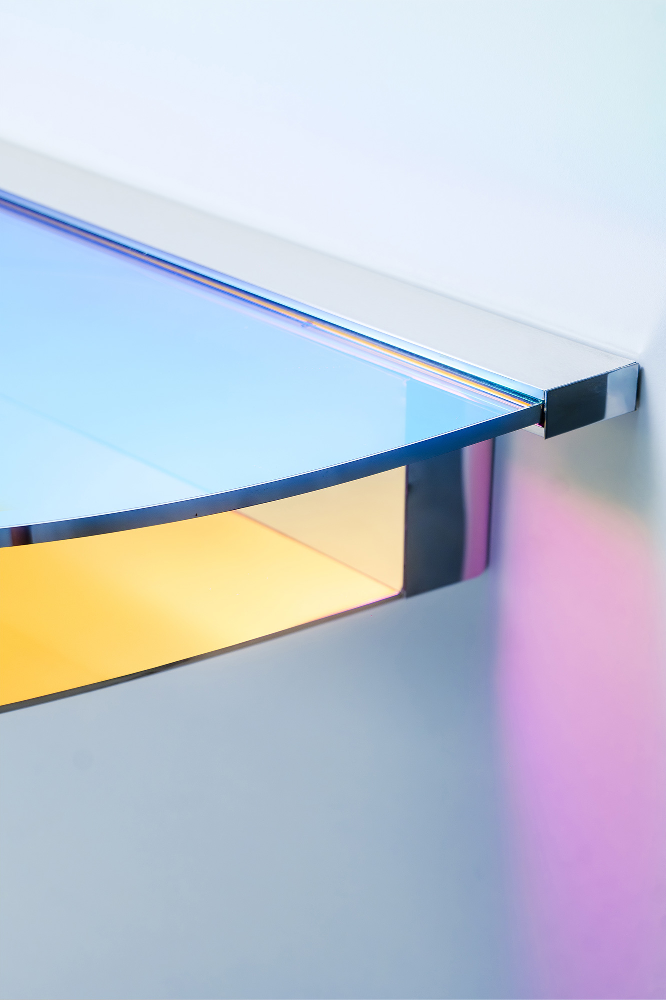 Console C01 by ODA LIK – front view with gold and blue reflections