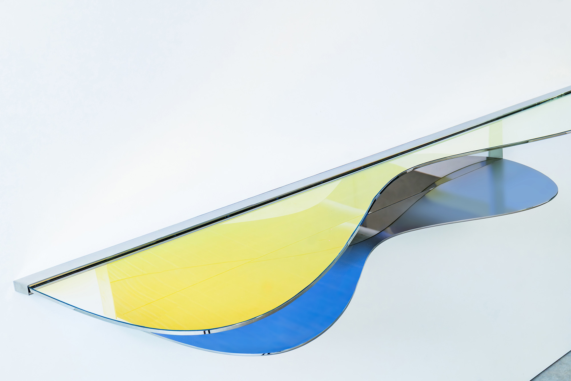 Console C02 by ODA LIK – gradient reflections in dichroic glass