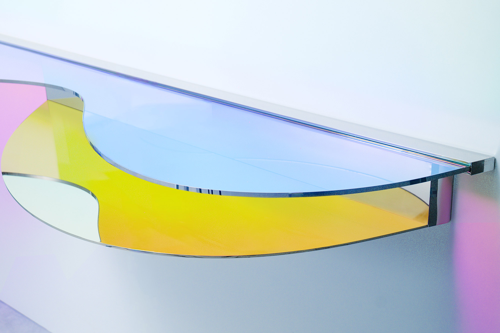 Console C01 by ODA LIK – curved form in mirror-polished steel and color gradients
