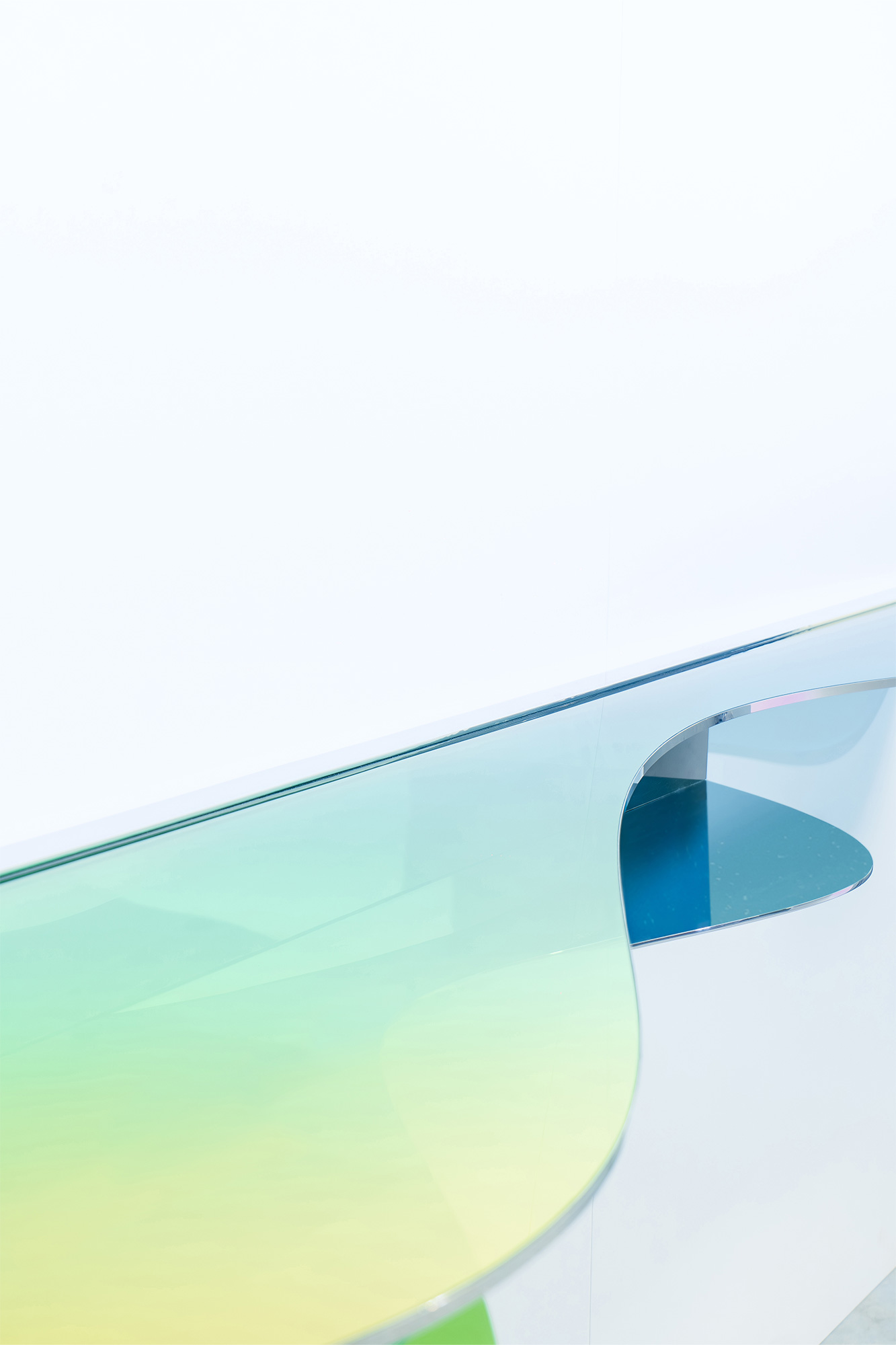 Console C03 by ODA LIK – curved form in glass and mirror-polished steel