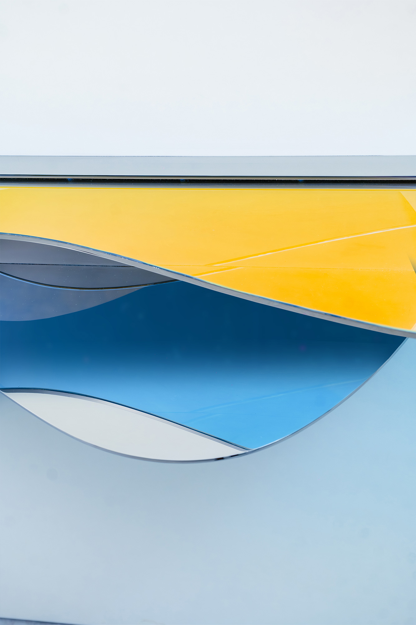 Console C02 by ODA LIK – metallic edge and color transition from gold to cyan