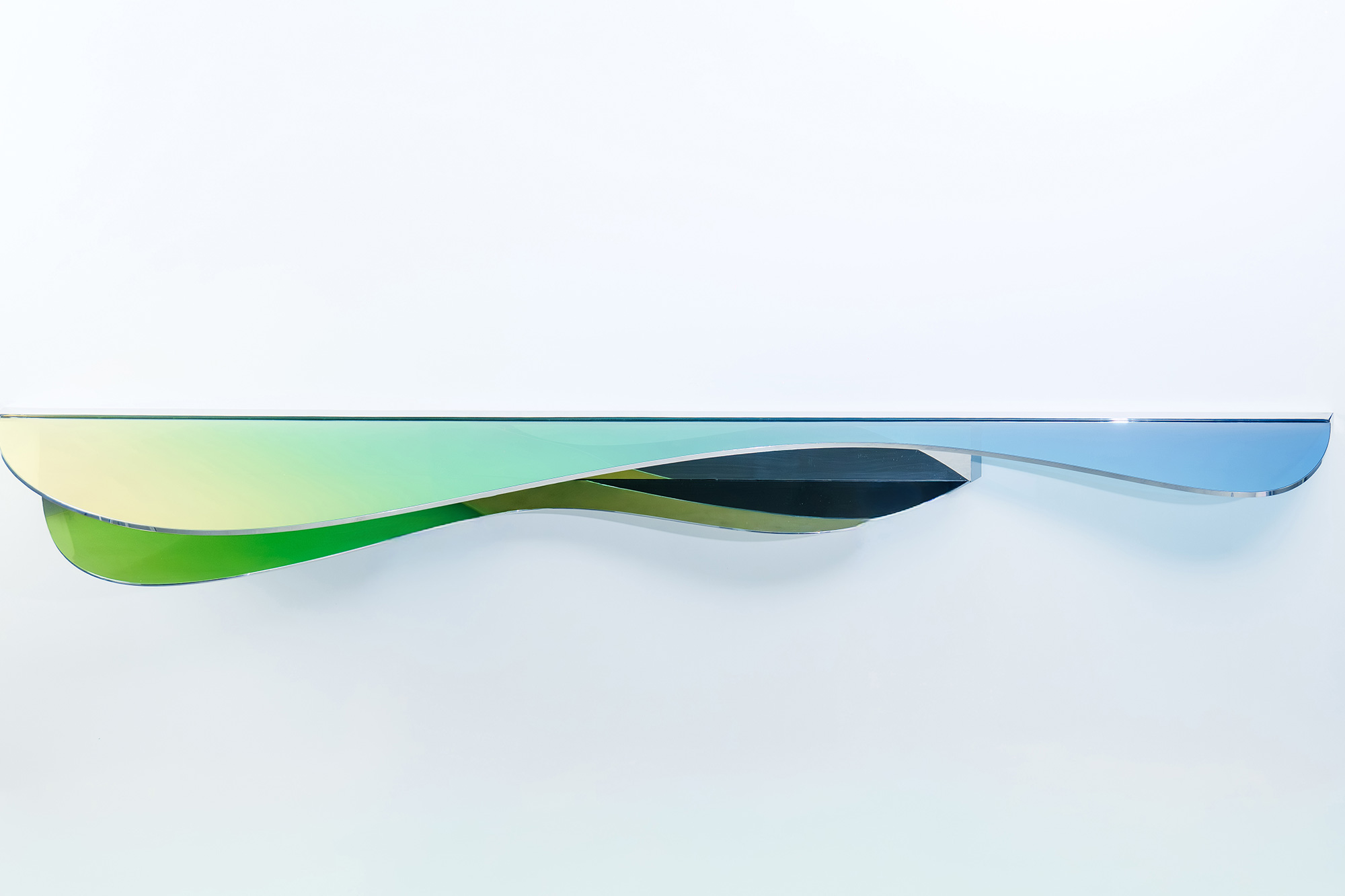 Console C03 by ODA LIK – dichroic glass surface reflecting green and yellow tones