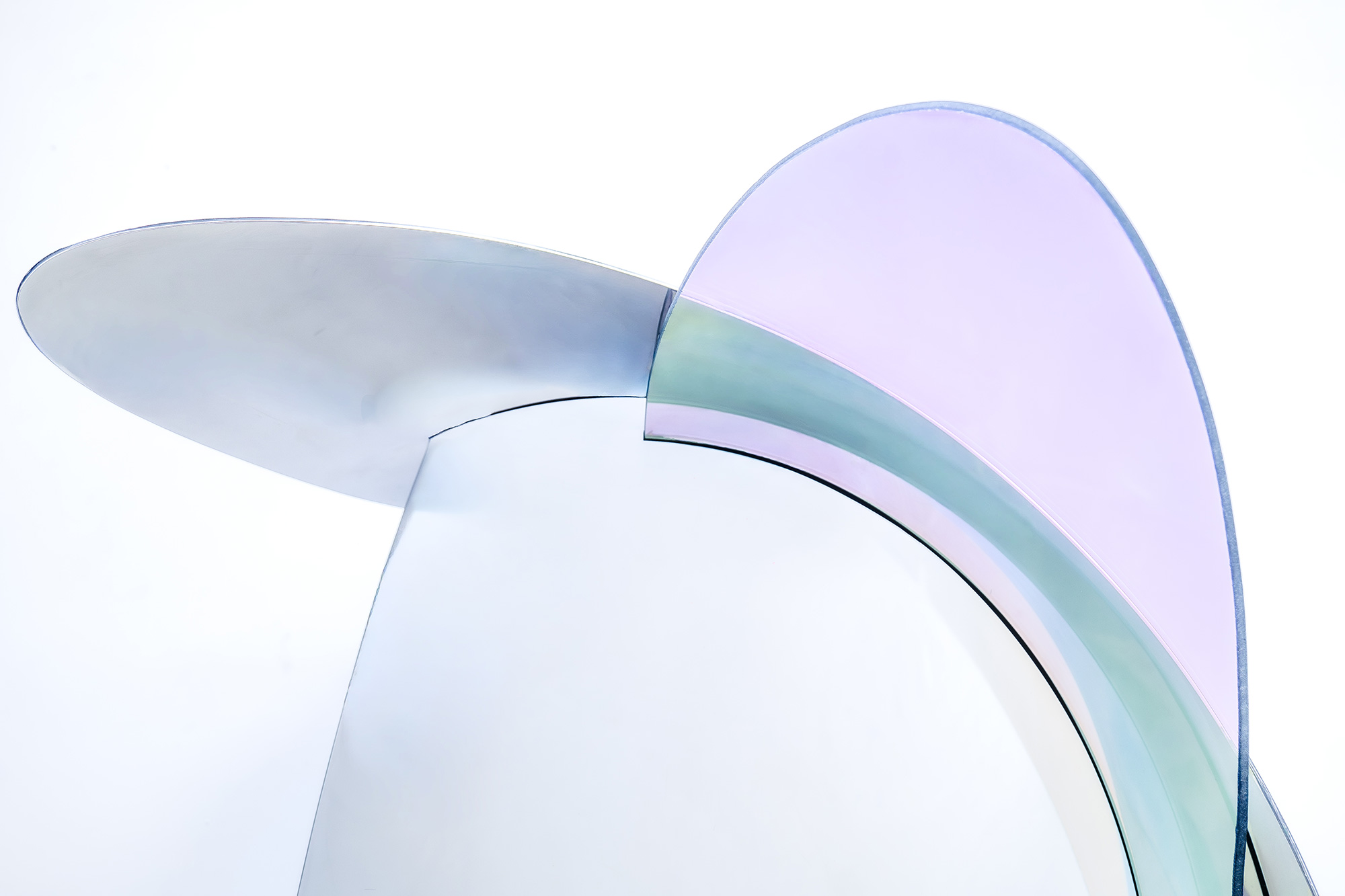 Armchair A01 by ODA LIK – fluid structure in mirror-polished steel and iridescent hues